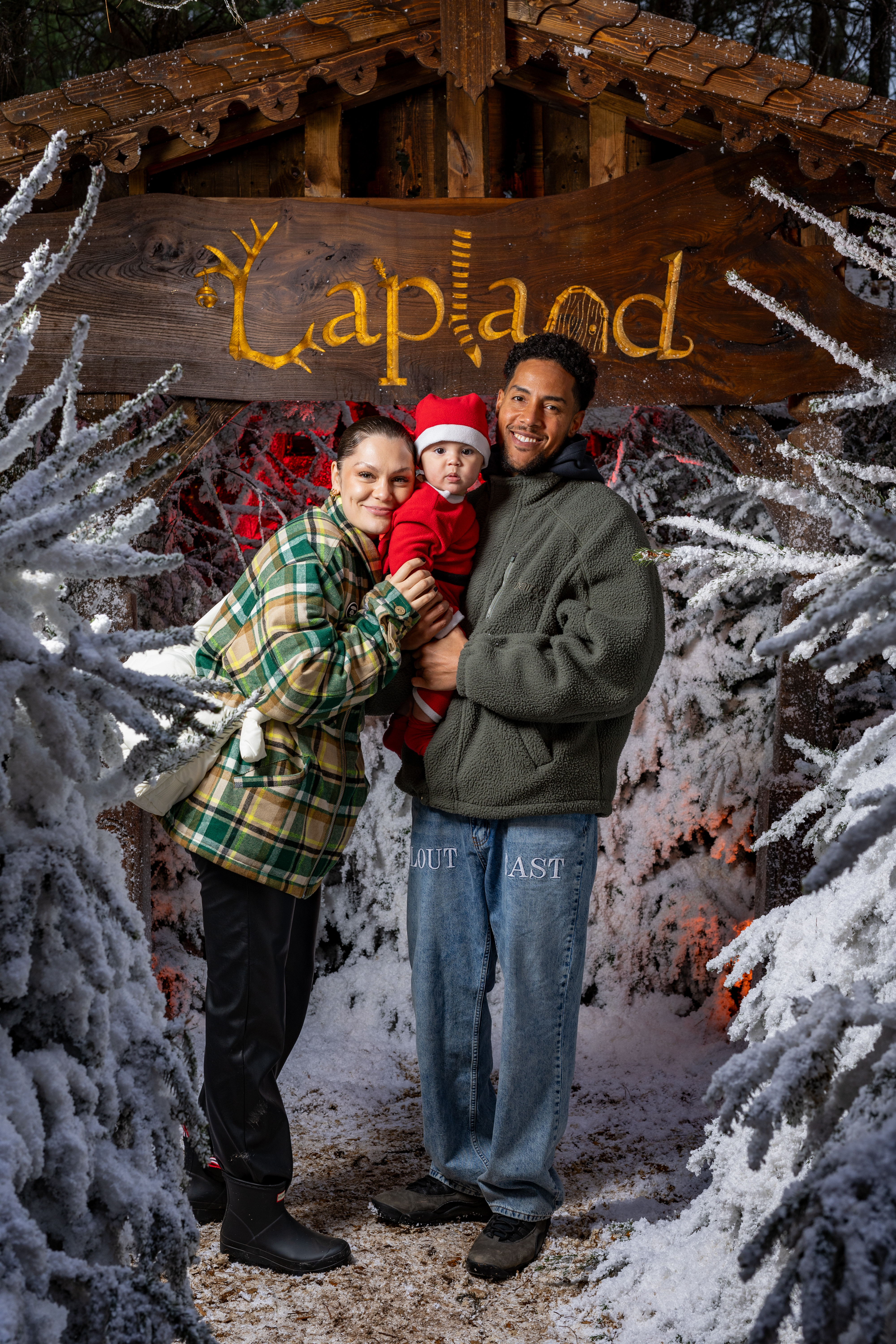 Imagini emoționante cu Jessie J și fiul ei. Cântăreața a fost la casa lui Moș Crăciun alături de familia ei. FOTO