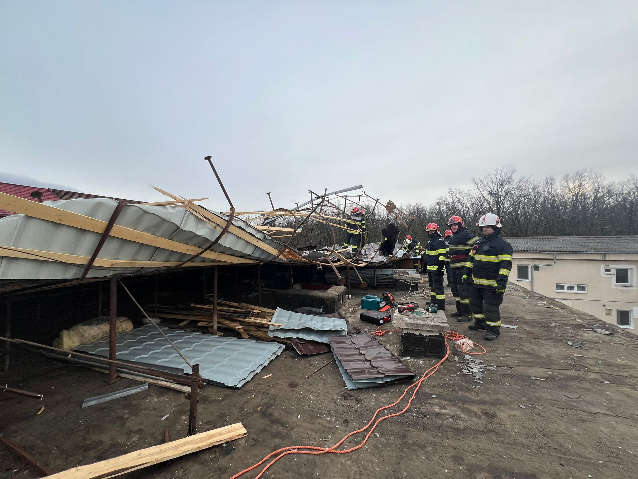 Acoperișuri smulse de vântul puternic, în Sibiu, de pe mai multe blocuri. VIDEO