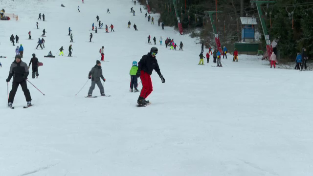 Surpriză neașteptată pentru turiștii care își petrec vacanța de Craciun la munte. Zăpada s-a depus la baza pârtiilor