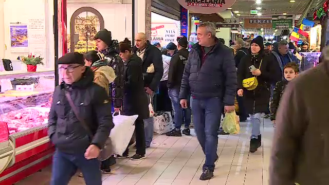 „Stocurile sunt pe terminate.” Magazinele sunt aproape goale cu o zi înainte de sărbători