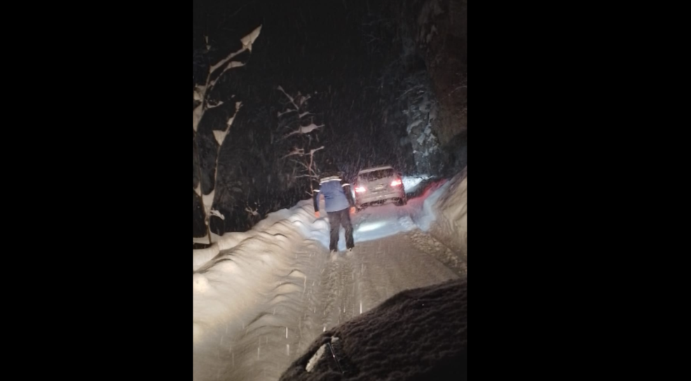 Jandarmii din Alba au intervenit pentru a debloca o maşină rămasă înzăpezită, în care se afla o familie cu patru copii