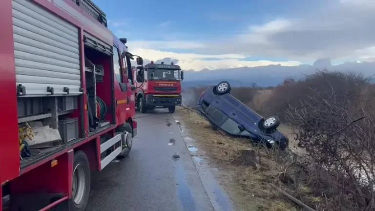 Un autoturism a derapat şi a ajuns într-un şanţ plin cu apă. Două femei și un minor au fost declarați decedați