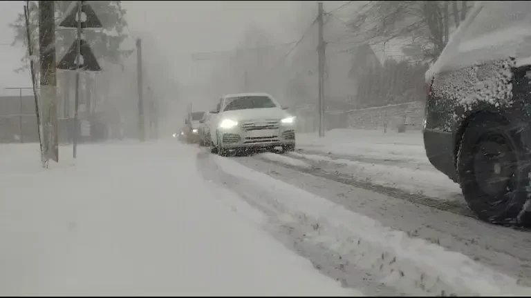 Trafic rutier în condiţii de iarnă pe DN1 Ploieşti-Braşov, între Sinaia şi Predeal. Ninge și drumul e acoperit cu zăpadă
