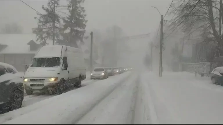 Coloane uriașe pe DN1 Ploieşti-Braşov, între Sinaia şi Predeal. Ninge și drumul e acoperit cu zăpadă. VIDEO