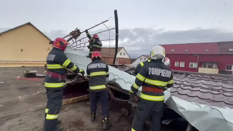 Acoperișuri smulse de vântul puternic, în Sibiu, pe mai multe blocuri