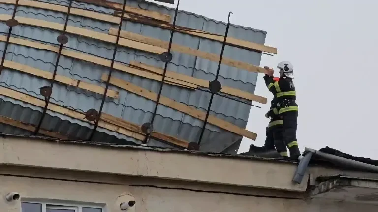 Acoperișuri smulse de vântul puternic, în Sibiu