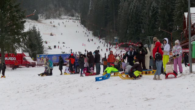 Turiștii care petrec sărbătorile la munte s-au bucurat de zăpadă. „Locul ăsta este liniștea mea”