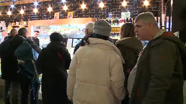 Românii au epuizat stocurile de carne pentru sărbători ale magazinelor. ”Acum iau porcăriile astea mai mărunte”