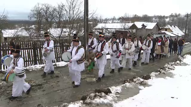 Dubașii au ieșit la colindat în Timiș. ”Parcă îți vine să plângi când vezi cum vin alai, copiii cântă”