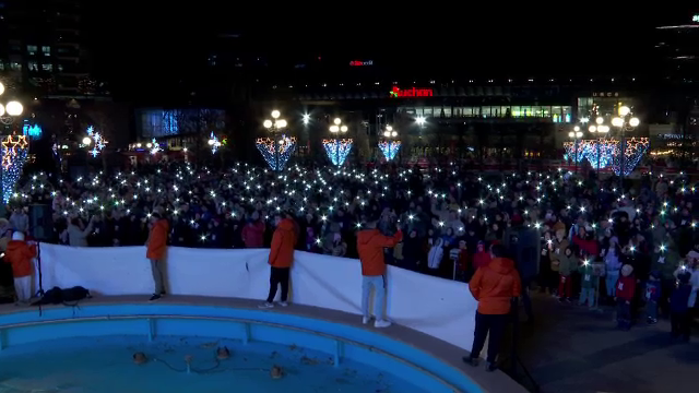 Mii de ieșeni s-au strâns să cânte colinde, la chemarea preotului Damaschin. ”O atmosferă minunată”