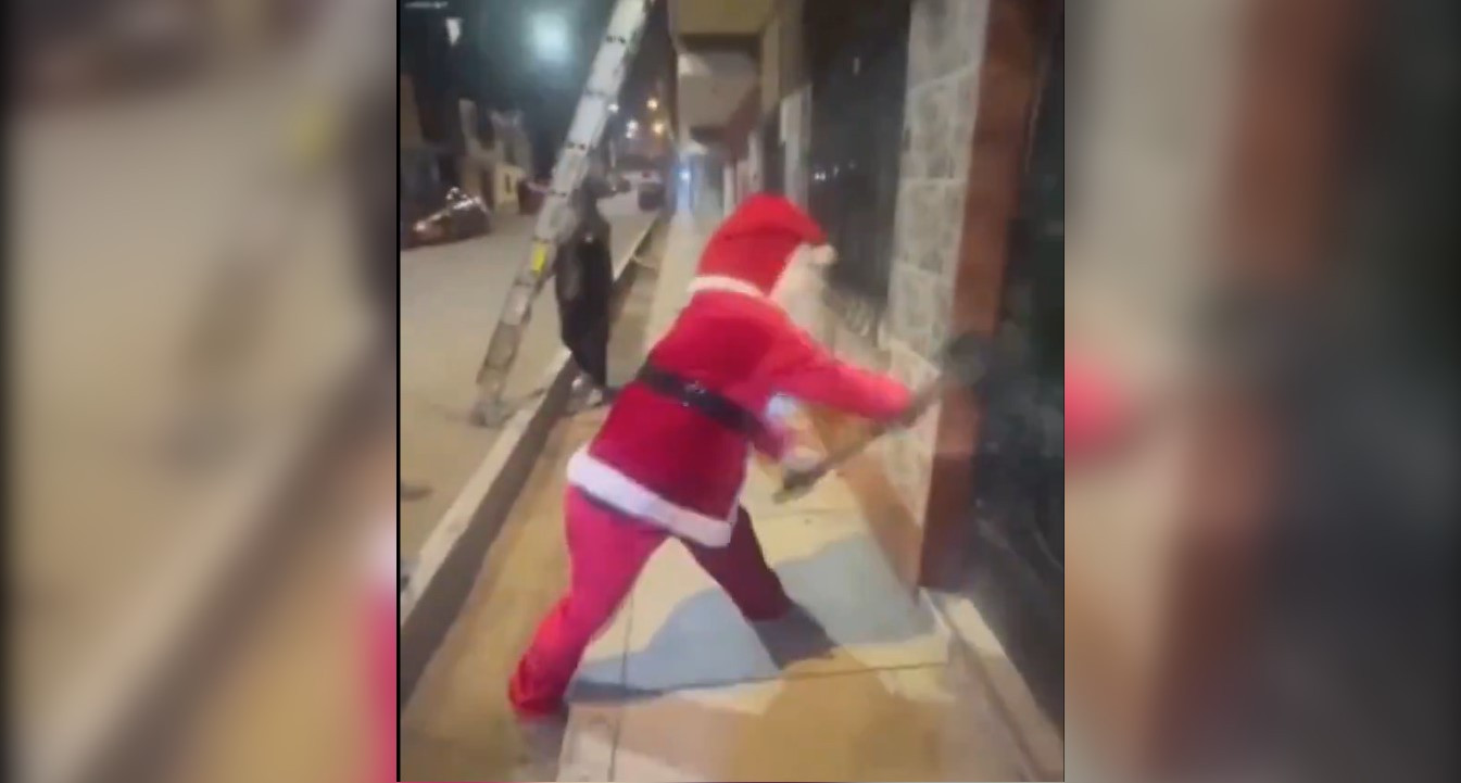 Un poliţist din Peru s-a deghizat în Moş Crăciun pentru a aresta traficanți de droguri | VIDEO