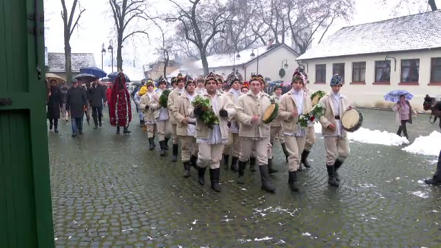 Atmosferă de poveste la castelul de la Săvârșin, unde Familia Regală își petrece sărbătorile. Dubașii au venit la colindat