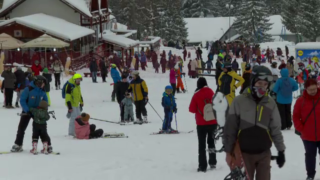 Turiștii de la munte s-au înghesuit pe câte un petic de zăpadă. Numai în Poiană au fost peste 30 de accidente pe pârtii