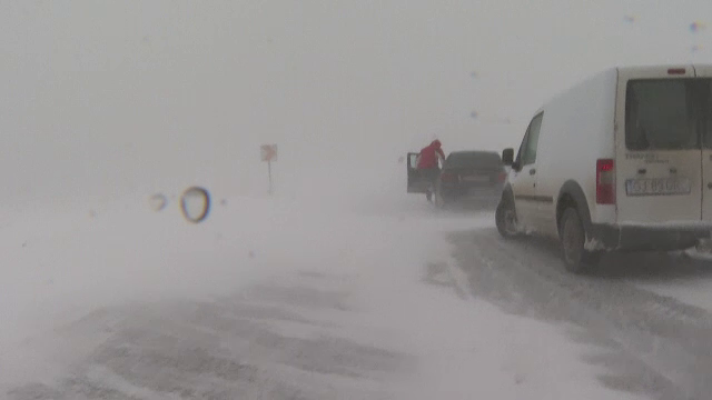 Șofer certat de un drumar venit să-l recupereze de pe munte, după ce a ignorat avertismentele polițiștilor, la Rânca