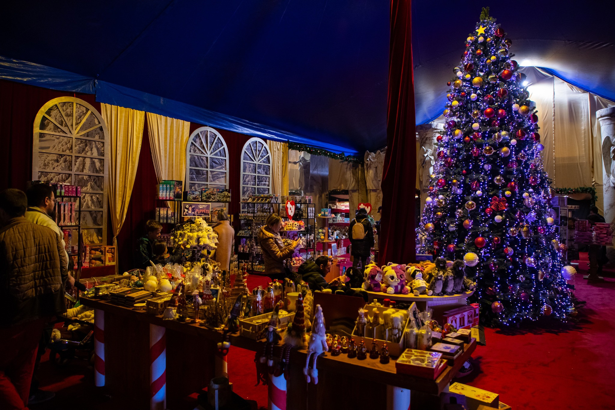 Târgul „Poveste de Crăciun” al Operei Comice pentru Copii îşi aşteaptă în continuare vizitatorii. Care este programul