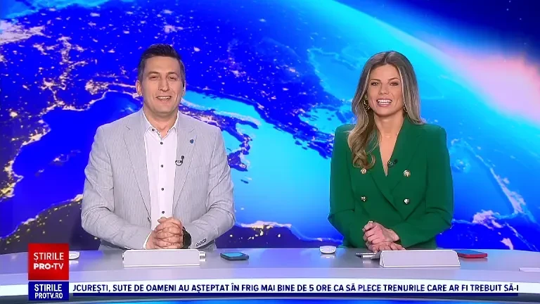 Tradiții și obiceiuri de Crăciun. Femeile dintr-un sat din Galați poartă costume populare și cântă colinde când fac turte