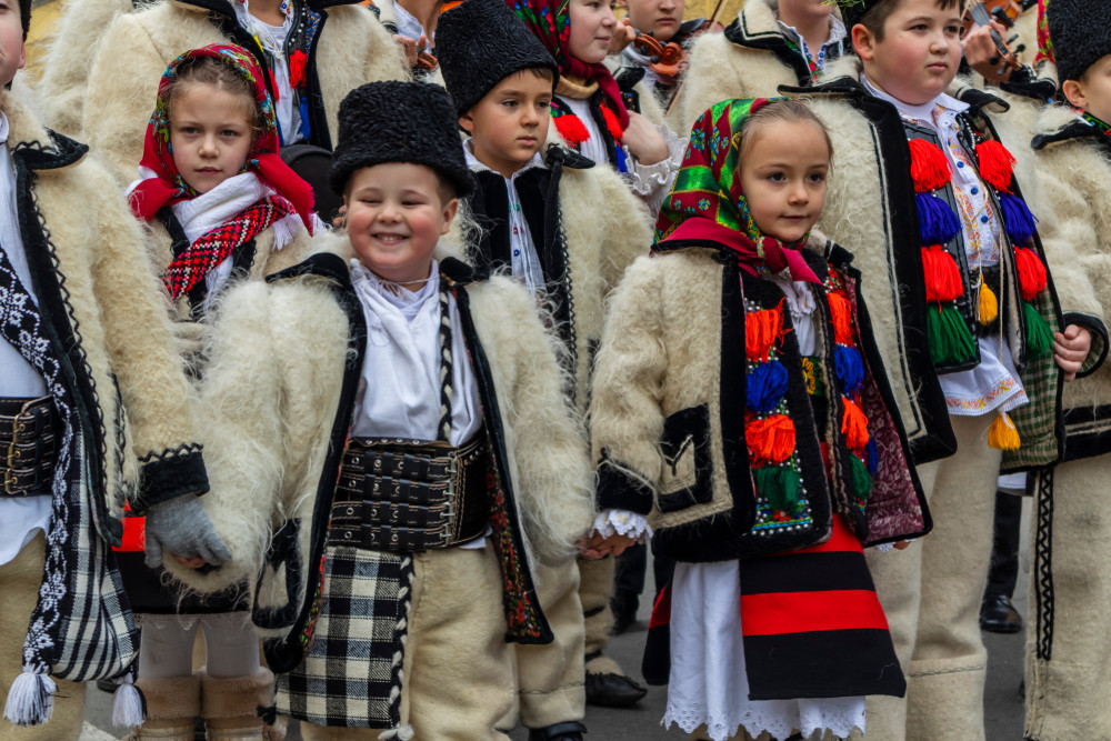 De Crăciun nu se matură și oamenii pun bani de argint în apa cu care se spală. Regiunea unde usturoiul are un rol important
