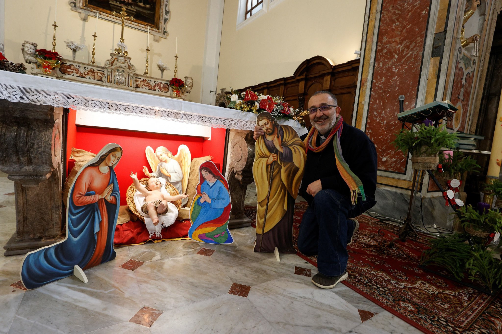 „Familiile nu mai sunt doar tradiţionale”. O biserică din Italia a creat o scenă a nașterii lui Iisus având două mame