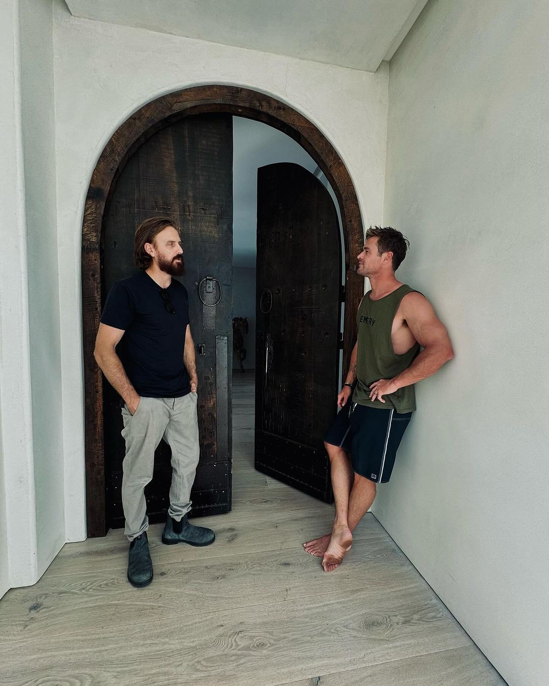 Chris Hemsworth, ”certat” de fani după ce a postat imagini cu casa din Australia. Detaliul neașteptat observat de internauți