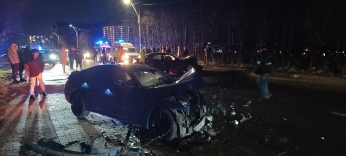 Două BMW-uri în care se aflau patru tineri s-au făcut praf în Iași. Incredibil cine era la volan