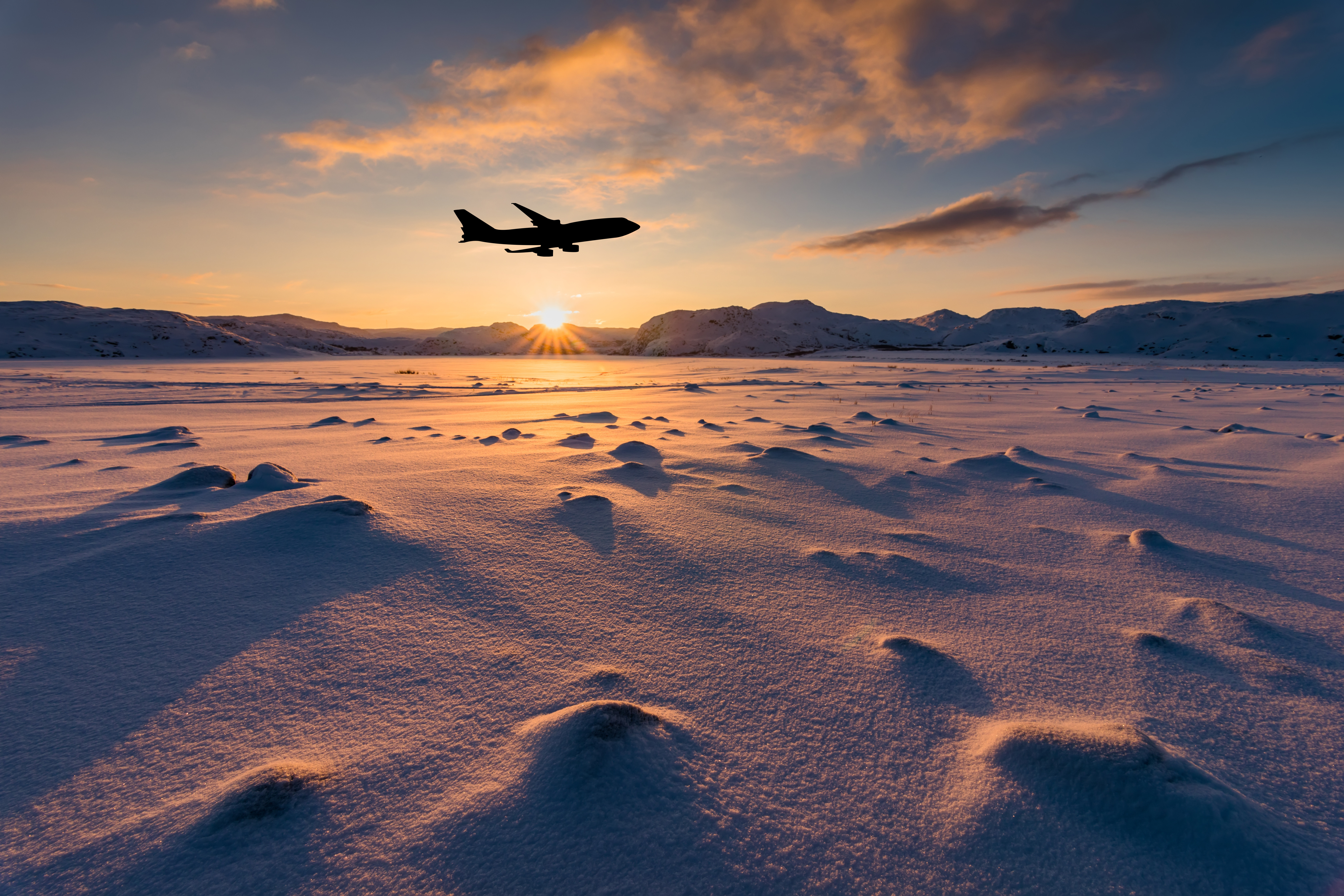 Un avion a fost întors din drum după ce un bărbat ar fi muşcat o însoţitoare de bord