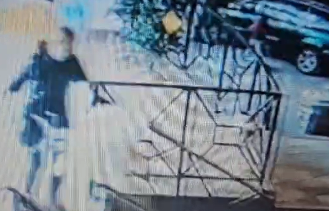 O femeie din Dej a furat un brad din fața unui magazin. Nu a descurajat-o nici faptul că pomul s-a dezmembrat pe drum