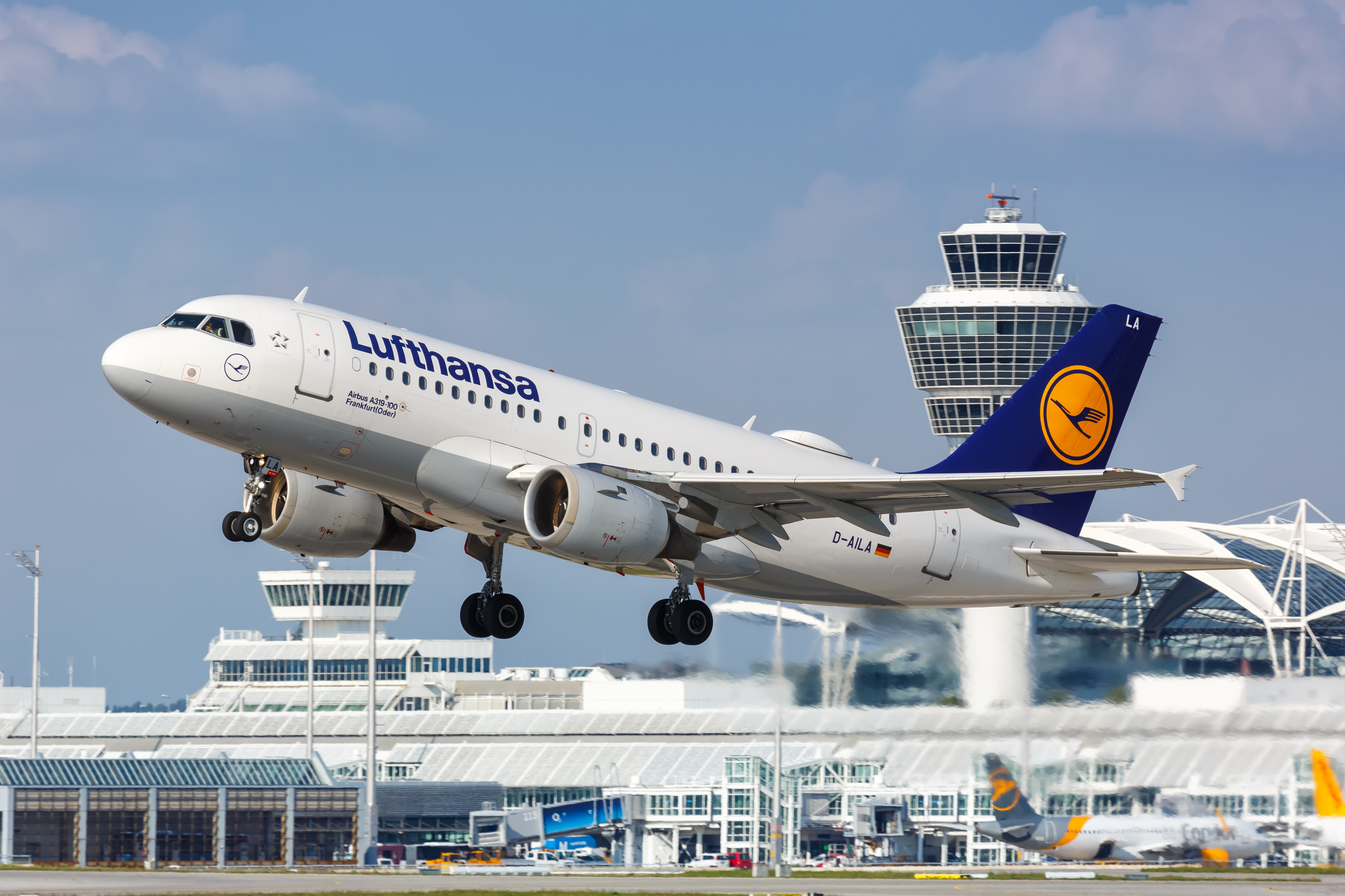 Sute de români petrec Crăciunul în aeroport sau pe drumuri după ce Lufthansa a anulat zeci de zboruri fără nicio explicație
