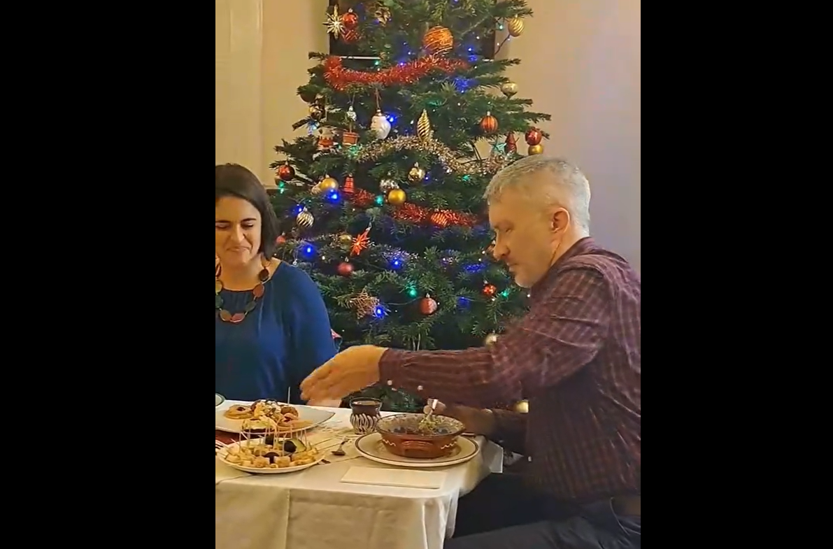 Masă de Crăciun cu mâncăruri tradiționale românești, la Ambasada Britanică din București. Au dat noroc cu chiftele VIDEO