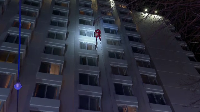 Moș Crăciun și-a lăsat renii pe un hotel din Eforie și a coborât zeci de metri pe o funie. „Frumos, face scheme”