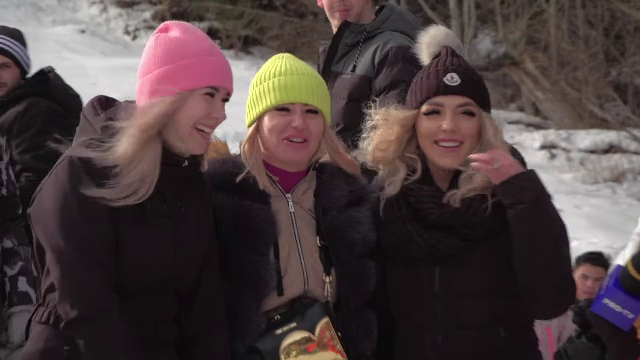 Românii au alternat de Crăciun sarmalele cu schiatul. ”Noi n-am fost cuminți, și-a dorit și ea un iubit și l-a primit”