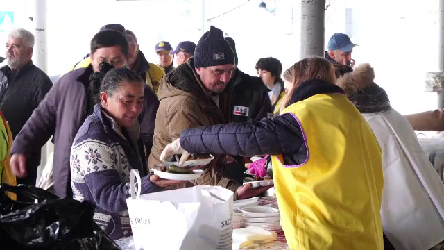 Masă caldă pentru persoane nevoiașe din Timișoara. Valentin merge în papuci de casă pentru că nimeni nu îl angajează