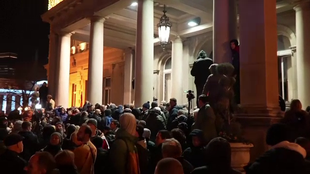 Sârbii au ieșit la proteste în ploaie, loialiștii au făcut contramanifestație. Se pregătește greva generală