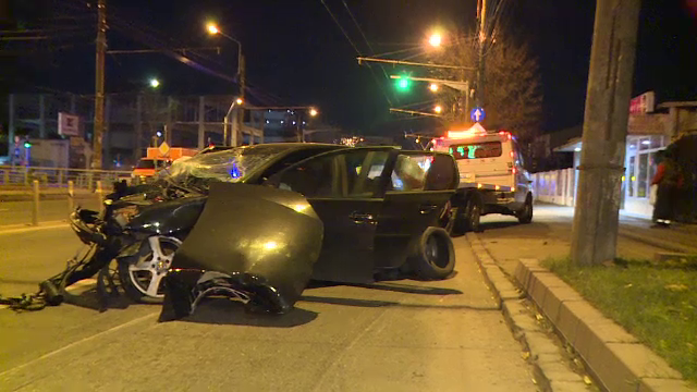 Un șofer beat a rupt un stâlp de electricitate pe o șosea din Capitală. Bateria și motorul, aruncate la câțiva metri distanță