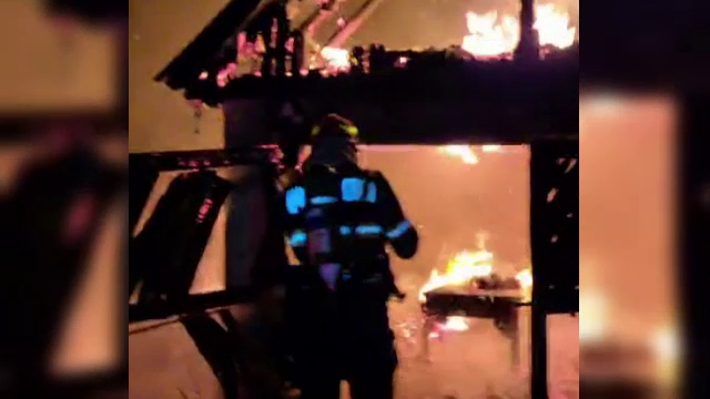 Trei familii din Neamț au rămas fără case în urma unui incendiu, în ziua de Crăciun