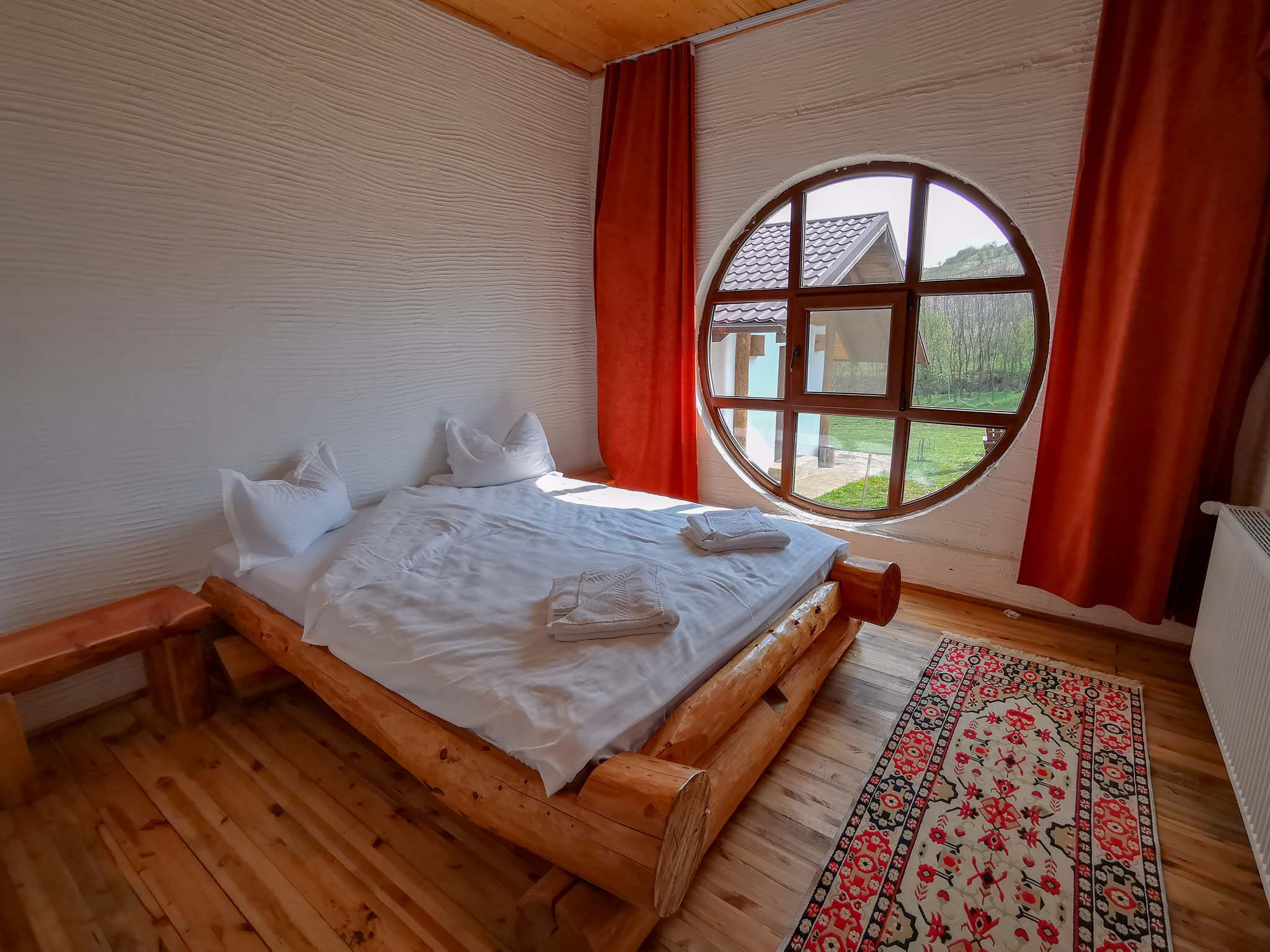 GALERIE FOTO. Cum arăta și pentru ce era renumită Ferma Dacilor, care a ars în a doua zi de Crăciun