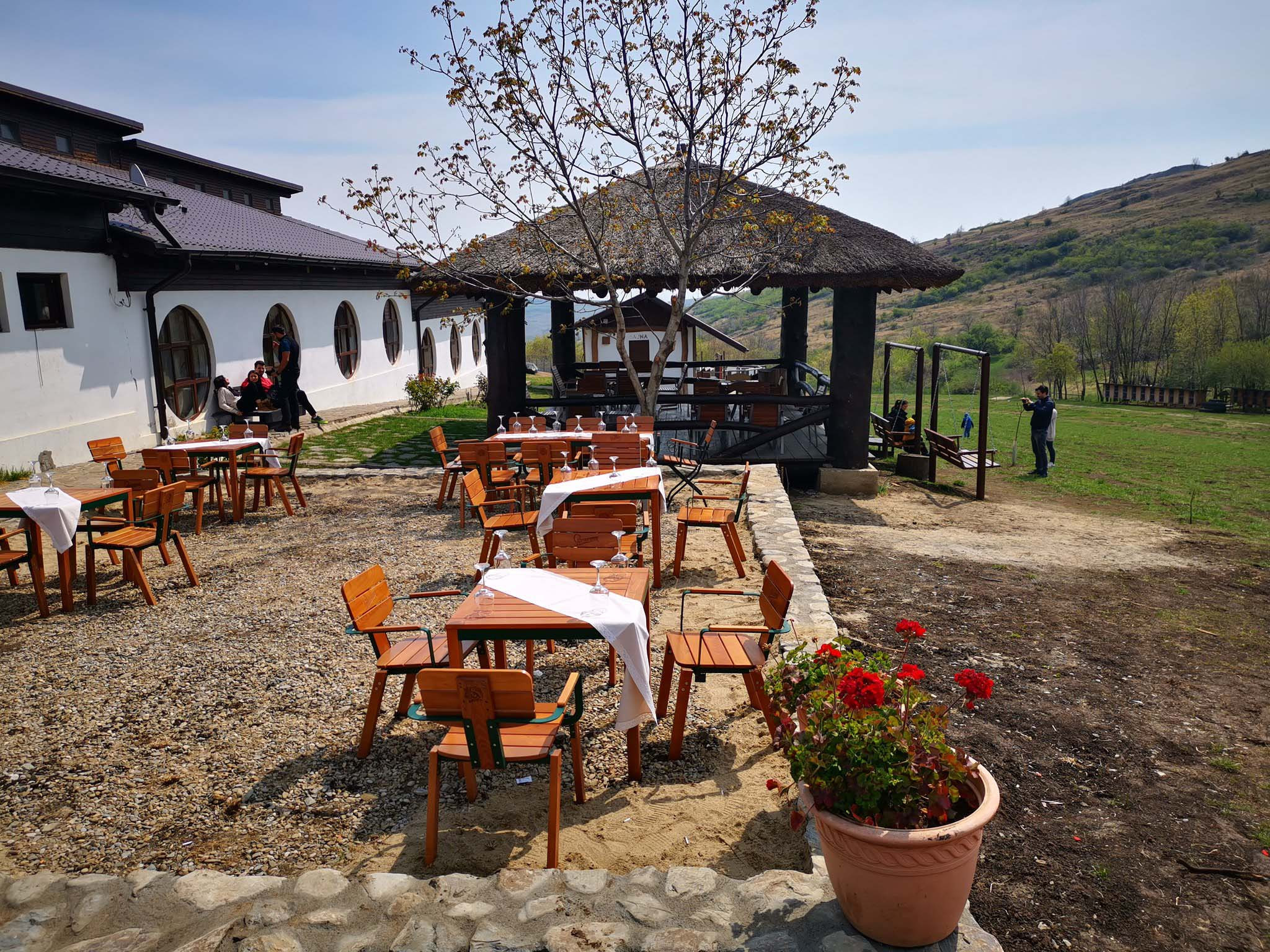 Ferma Dacilor, pensiunea fără autorizații din Prahova, unde 6 oameni au murit arși de vii, era promovată de polițiști