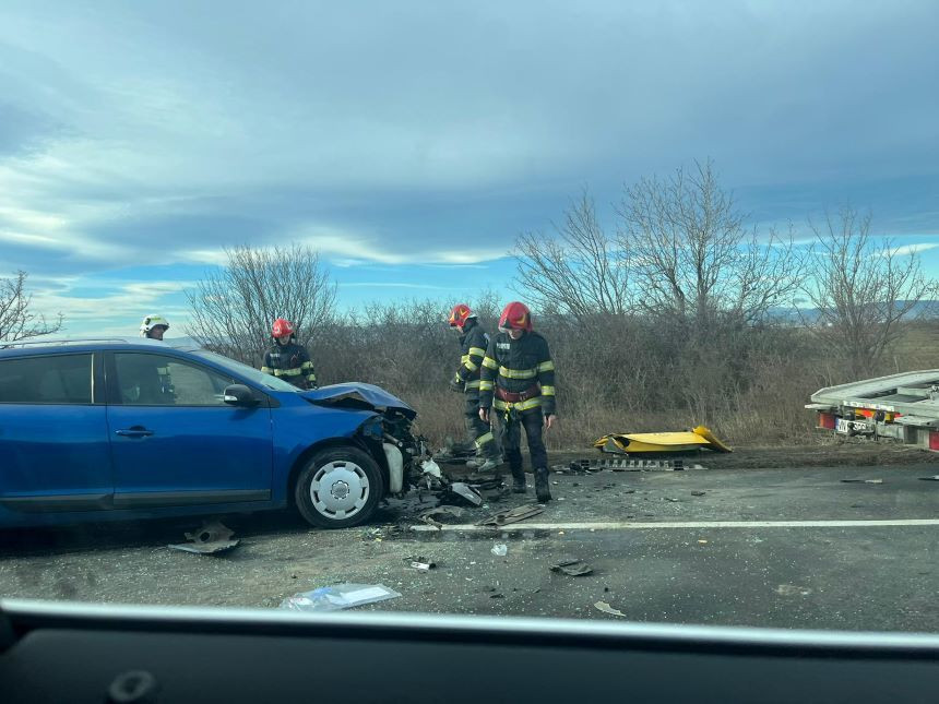 Accident pe „Drumul morții”. Patru persoane au fost rănite după ce două mașini s-au ciocnit violent