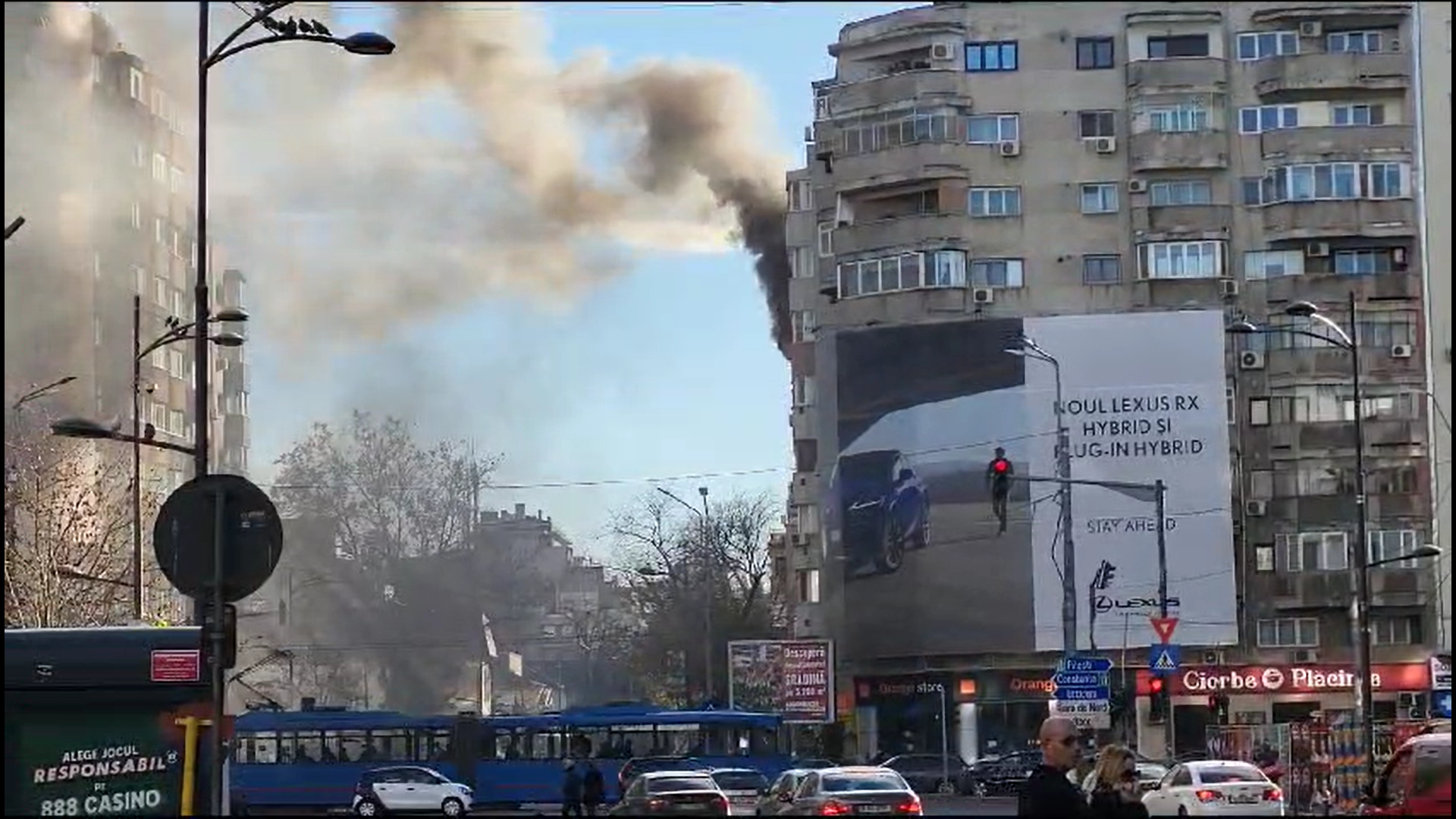 Incendiu violent în apropierea zonei Dorobanți din București. Pompierii intervin cu mai multe autospeciale