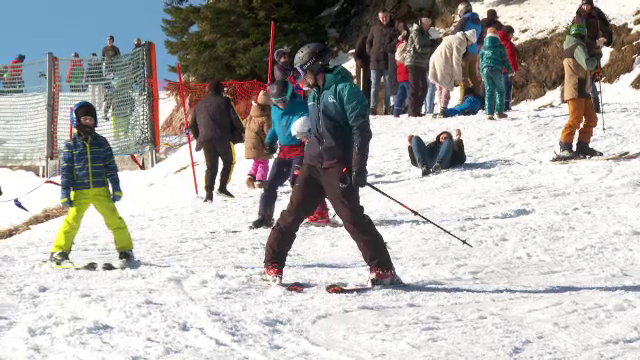 Turiștii s-au bucurat de o zi perfectă de schi, cu un strat de zăpadă care încă măsoară aproximativ 30 de centimetri