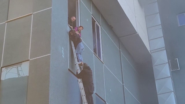 Incendiu izbucnit la un centru comercial din Lușnia, Albania. Peste 40 de oameni au ajuns la spital