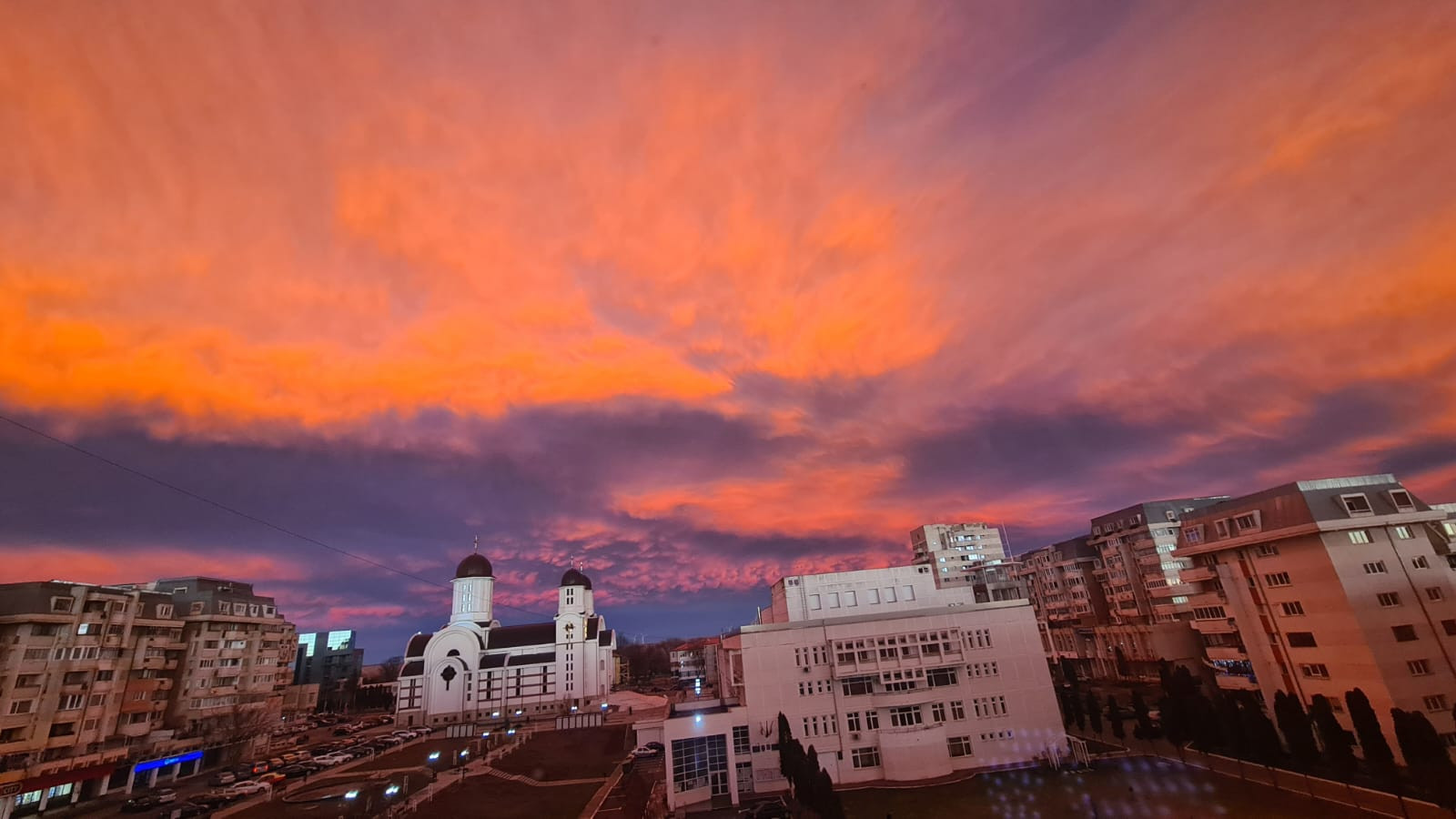 Așa s-a văzut cerul în Pașcani la asfințit, în a doua zi de Crăciun. Imagini ireale și în alte orașe din țară