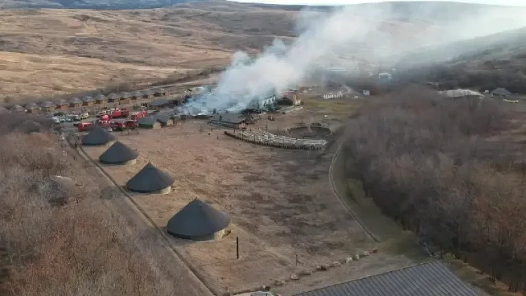 Imagini din dronă cu dezastrul de la Ferma Dacilor. Focul a distrus 1000 de mp