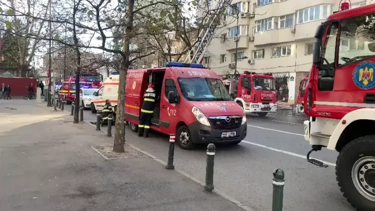Incendiu violent în apropierea zonei Dorobanți din București. Pompierii intervin cu mai multe autospeciale