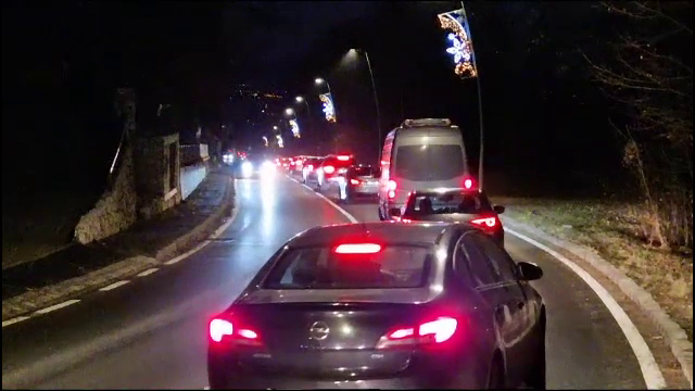 Cozi imense pe drumurile care duc spre stațiunile montane. 13 km s-au parcurs într-o oră și jumătate