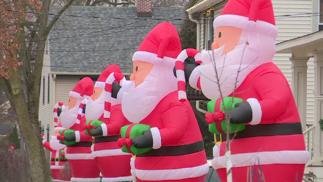 Competiție neobișnuită în SUA. Zeci de figurine gonflabile cu Moș Crăciun au fost instalate pe o stradă din Wisconsin