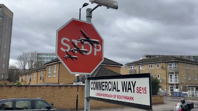 Lucrarea furată a artistului Banksy, de negăsit. Momentul în care cei doi hoți dau jos indicatorul și o iau la fugă