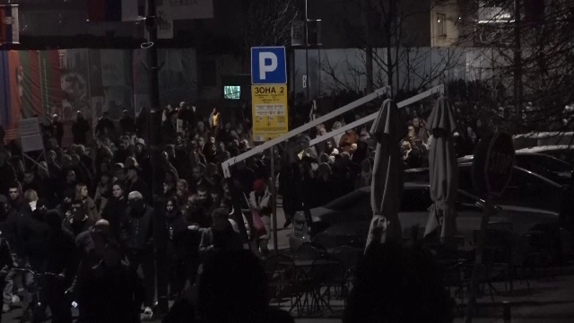 Autoritățile sârbe au decis repetarea alegerilor în doar 30 din cele 8.000 de secţii de votare. Protestele continuă