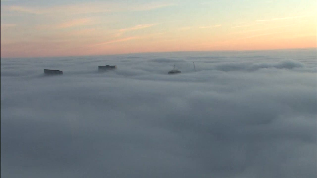 Boston, învăluit într-o ceaţă densă care a perturbat ore bune transportul rutier şi aerian. Zeci de zboruri au fost anulate