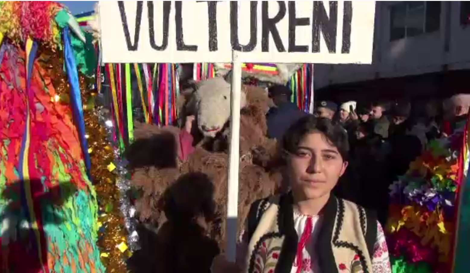 Colindătorii cu urși au făcut spectacol în centrul Bacăului. Grup de 1.000 de artiști