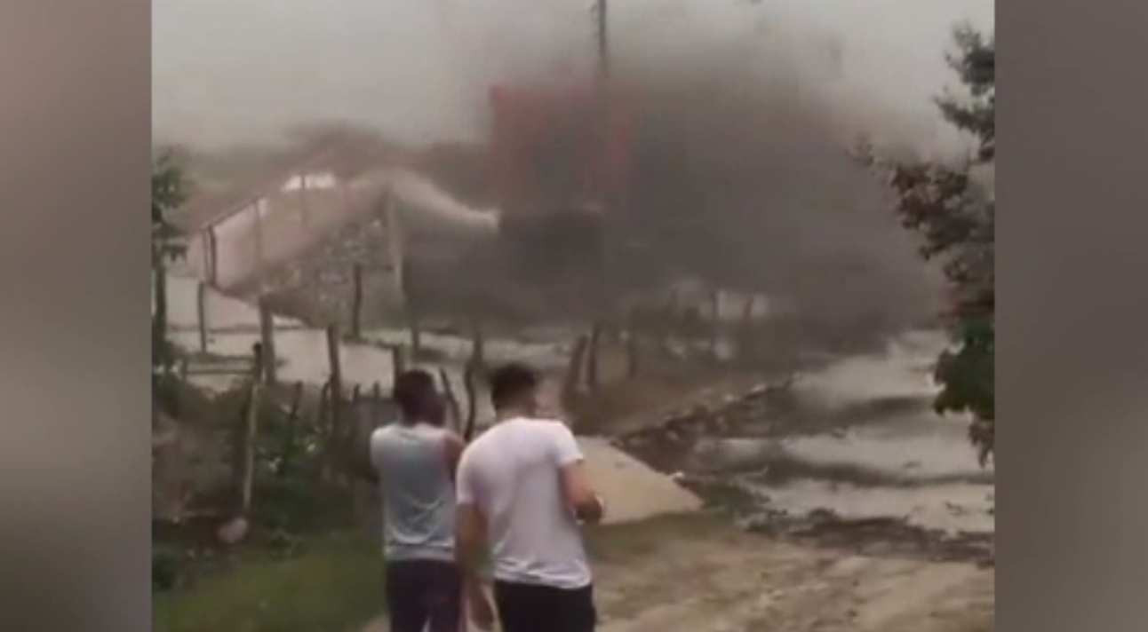 Pod smuls de ape, în nordul Argentinei. Curioșii filmau de pe mal